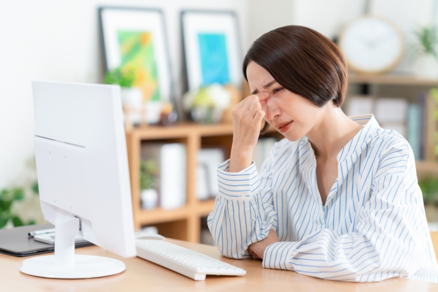 肩こりから頭痛が起きるイメージ