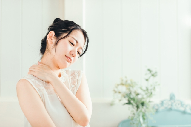 首や肩のこりに悩む様子