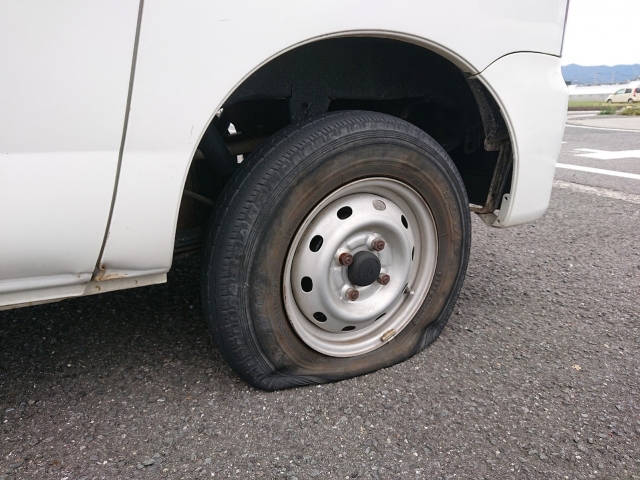 パンクした車のタイヤ