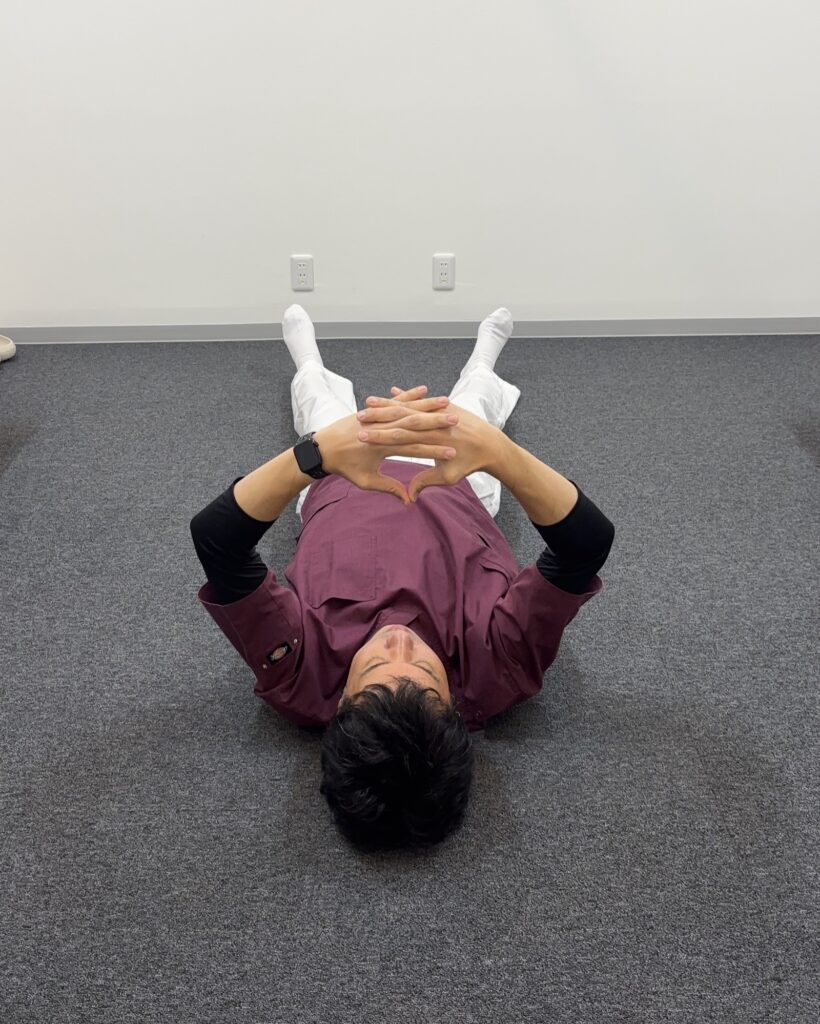 あお向けで指を組んでゆっくり万歳
