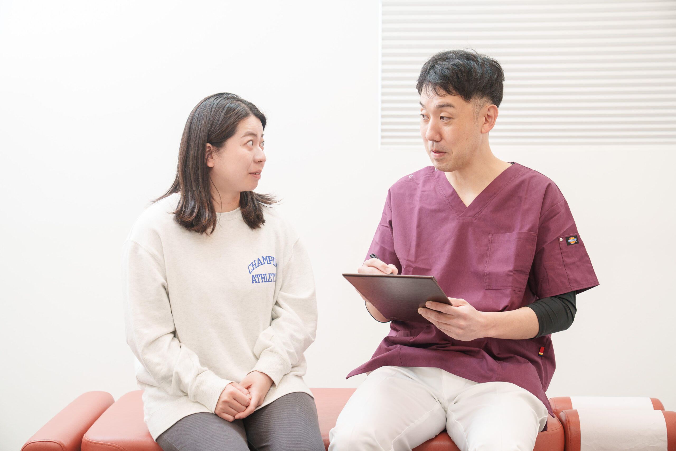 問診で体の状態やお悩みをお聞きしている様子