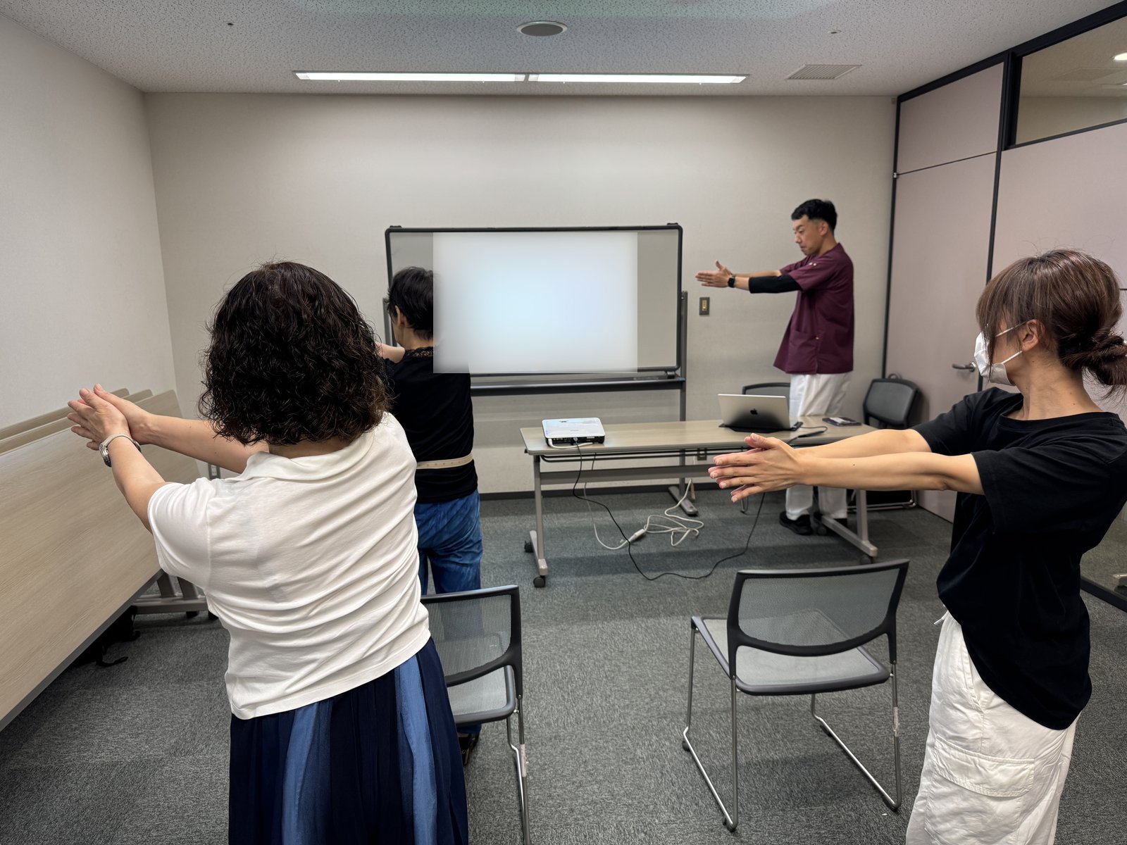 肩こり解消講座で体のゆがみチェックをする様子